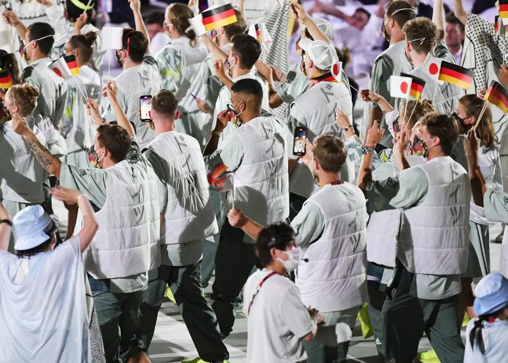 開会式で背中に「ドイツ」と書かれたジャケットを着用したドイツ選手団（共同）