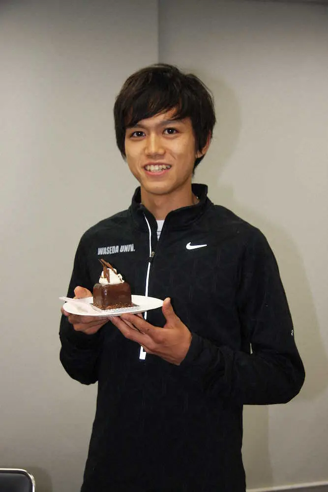 差し入れしたケーキを手にする大迫傑（2011年12月撮影。早稲田スポーツ新聞会提供）
