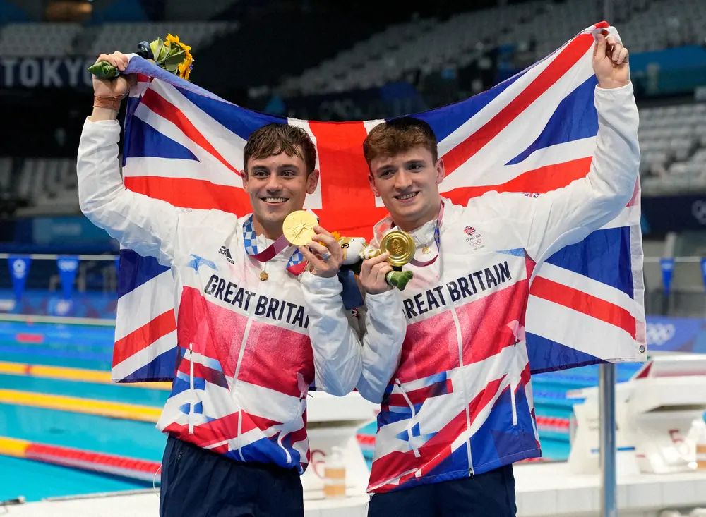 男子シンクロ高飛び込みで金メダルを獲得したイギリスのトーマス・デーリー（左）とマティー・リー（AP）