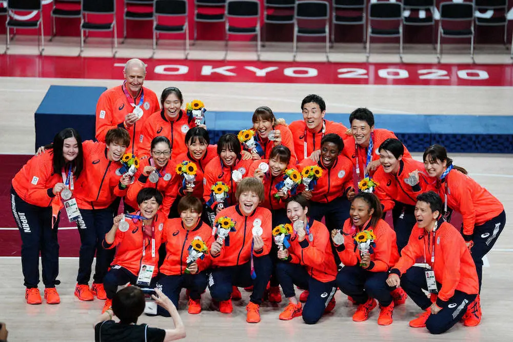 ＜女子バスケットボール決勝戦　日本・米国＞銀メダルを手に笑顔を見せる日本代表（撮影・会津　智海）