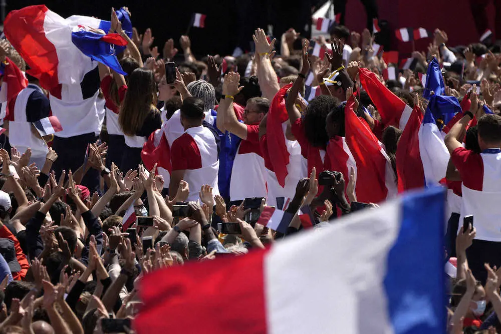 パリの五輪ファンゾーンで、引き継ぎセレモニーに拍手を送る市民ら（AP）
