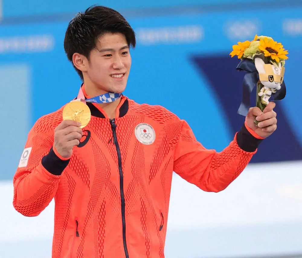 体操男子個人総合で優勝、金メダルを手に笑顔の橋本