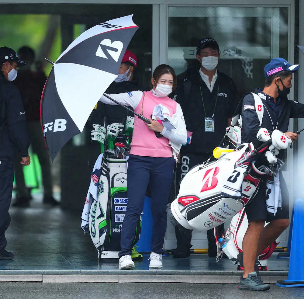 悪天候のためNEC軽井沢72第2ラウンドが中止となりゴルフ場をあとにする稲見（撮影・西尾　大助）
