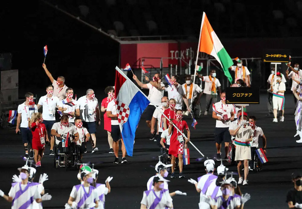 ＜パラリンピック開会式＞日本語で書かれたプラカードを先頭に入場するクロアチアの選手たち。その手前のスタッフの帽子には「タケコプター」のようなプロペラがついている（撮影・木村　揚輔）