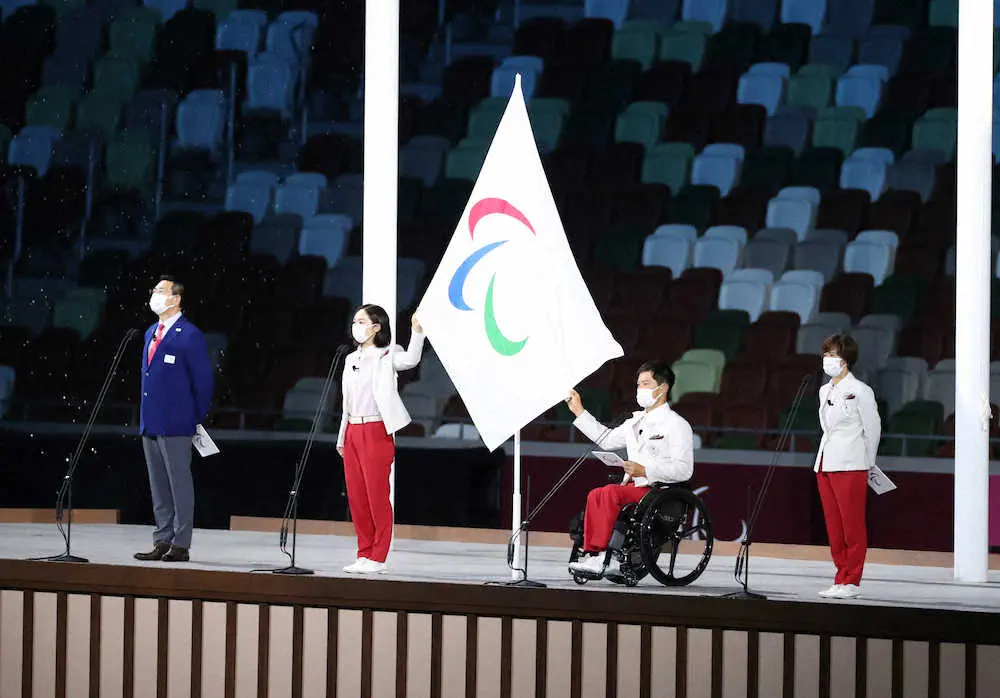 東京パラリンピック開会式で宣誓する（左から）車いすフェンシングの審判の東氏、浦田、国枝、水泳コーチの谷口氏（撮影・木村　揚輔）