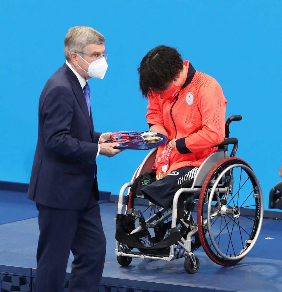 IOCバッハ会長が東京パラ競泳会場でプレゼンター　鈴木に銅メダルのトレー差し出す