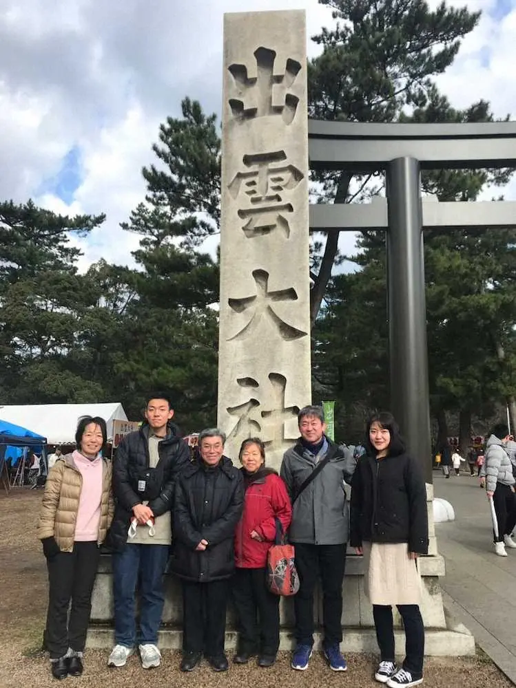 19年正月に家族で出雲大社へ（左から母・由美さん、山口、祖父・美佐雄さん、祖母・公さん、父・峰松さん、姉・智子さん）