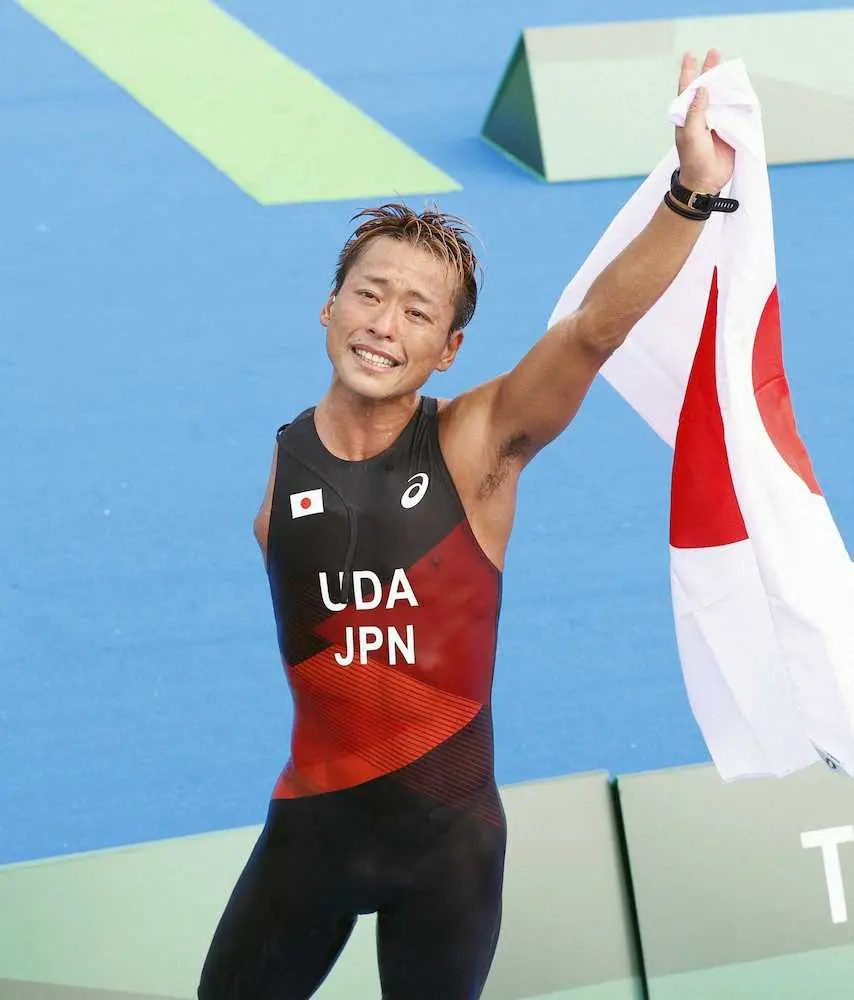 銀メダルを獲得し、日の丸を掲げて喜ぶ宇田秀生