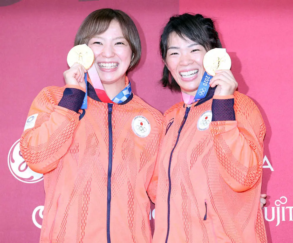 東京五輪で金メダルを手に笑顔を見せる川井友香子（左）と梨紗子