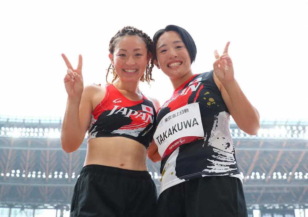 女子走り幅跳びT64、競技を終え、笑顔の中西（左）と抱きつく高桑（撮影・木村　揚輔）