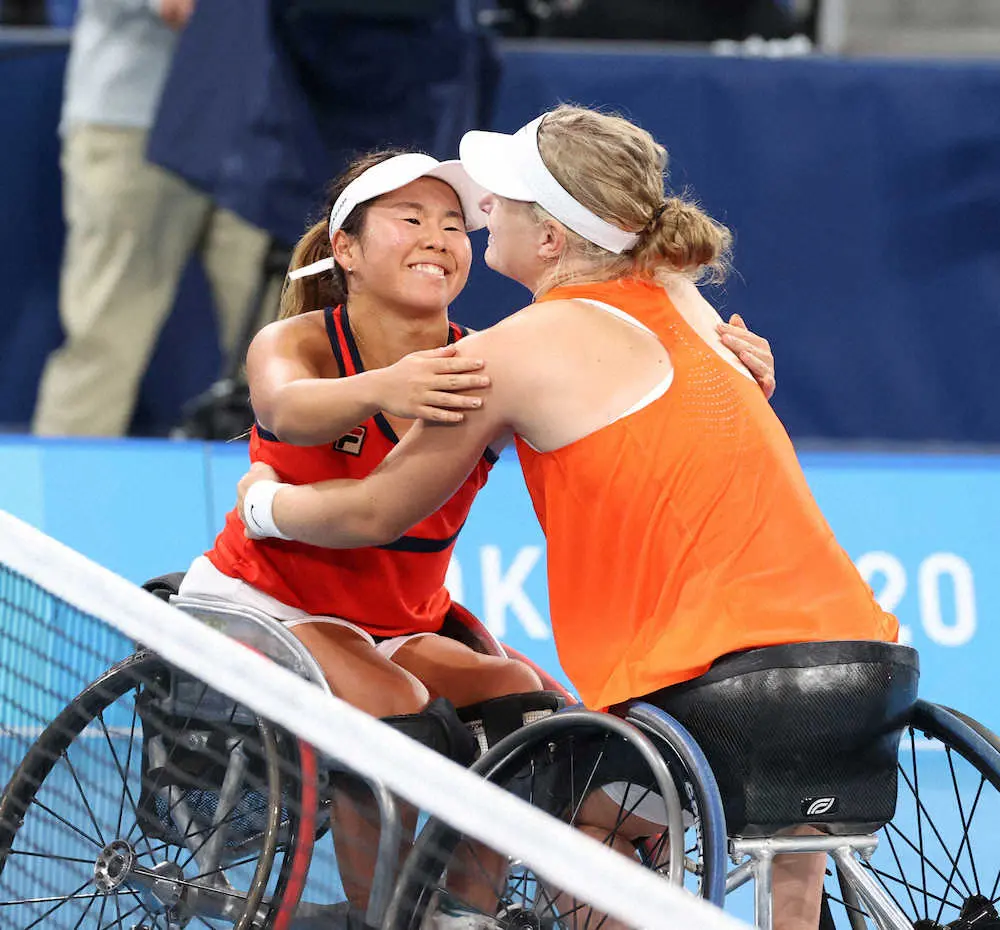 ＜パラリンピック車いすテニス　女子シングルス決勝＞決勝で敗れるも、やりきった表情で抱き合う上地（撮影・坂田　高浩）