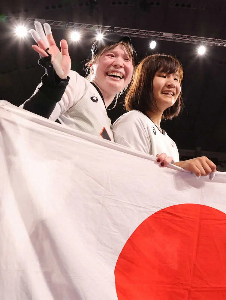 ＜パラリンピック　ゴールボール　日本・ブラジル＞銅メダルを獲得し、国旗を手に笑顔の欠端（左）と萩原（撮影・木村　揚輔）