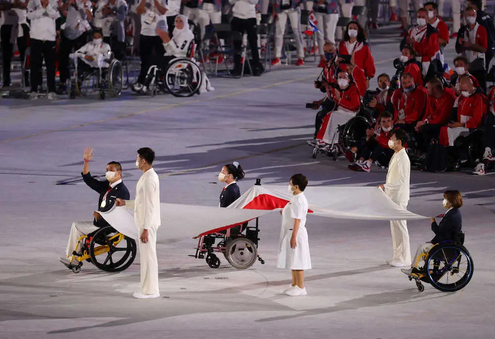 ＜パラリンピック閉会式＞日本国旗を運ぶ佐藤友祈（左）、山田美幸（左から3人目）ら（撮影・坂田　高浩）
