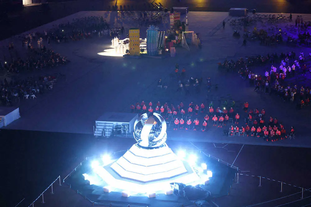 ＜東京パラリンピック閉会式＞会場に設置された東京の町を背に聖火台から聖火が消える　（撮影・光山　貴大）