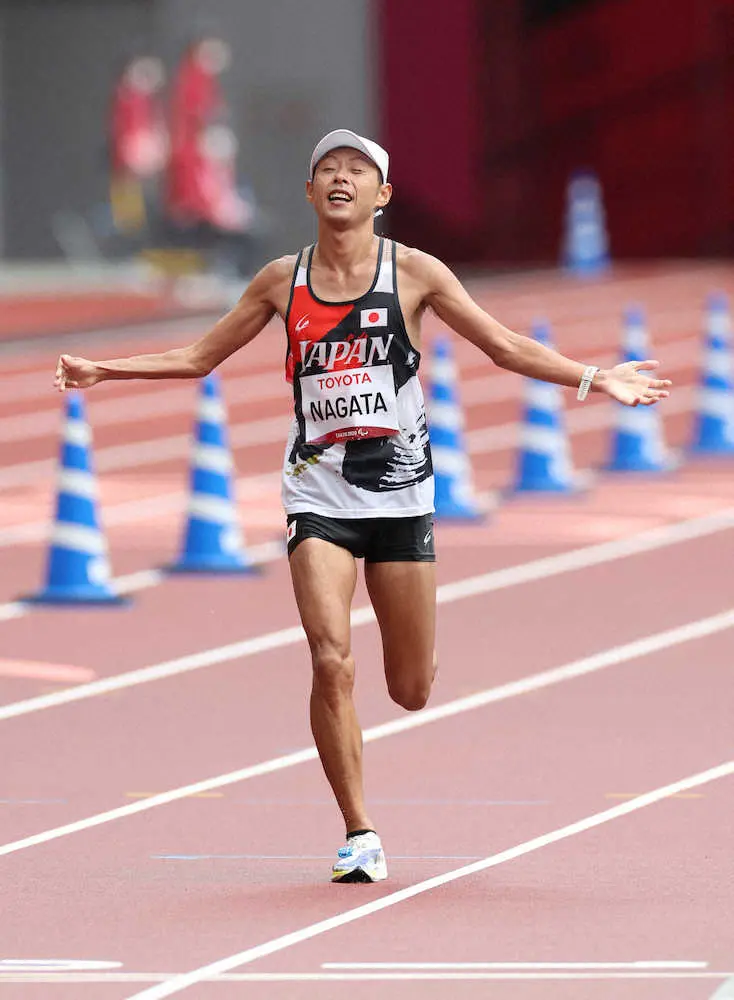 ＜パラリンピック男子マラソン（T46）＞3位でゴールし、銅メダルを獲得した永田（撮影・坂田　高浩）