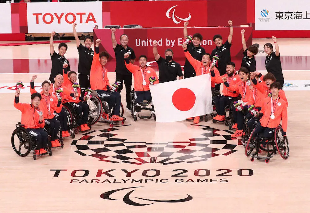 車いすバスケ男子日本、歴史刻む銀メダル　あと4点…王者米国追い詰めた