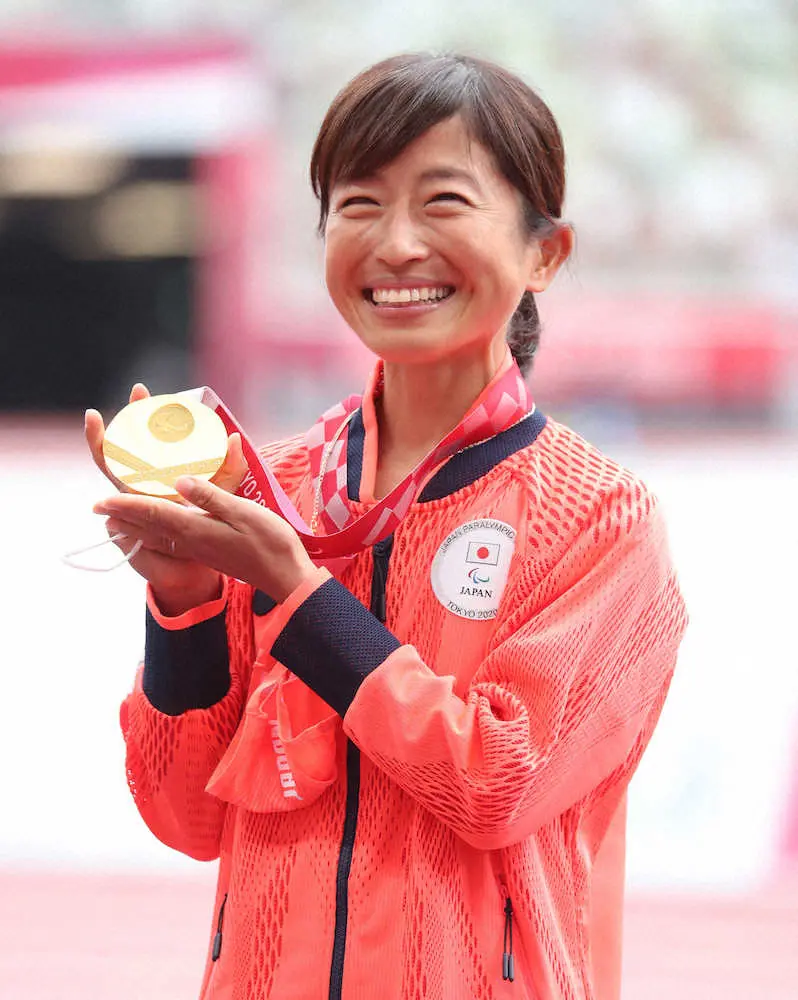 ＜パラリンピック女子マラソン（T12）＞表彰式で金メダルを手に笑顔の道下（撮影・坂田　高浩）