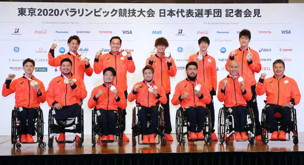 記者会見を終え、銀メダルを手に笑顔を見せる車いすバスケットボール男子日本代表