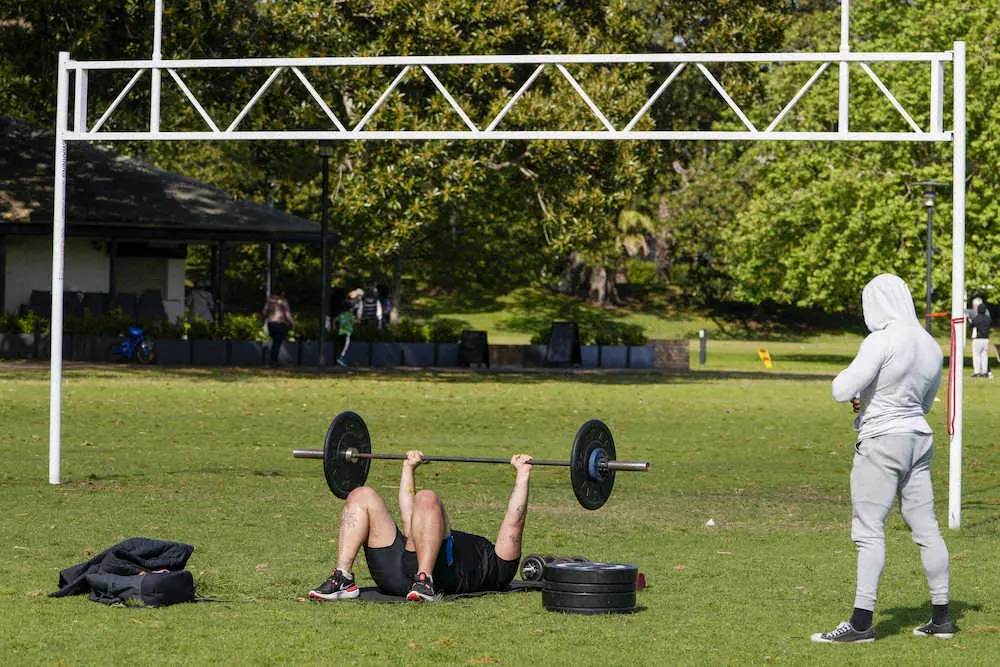 シドニー郊外の公園が「屋外ジム」に変身　ロックダウンの影響でトレーニング方法に変化