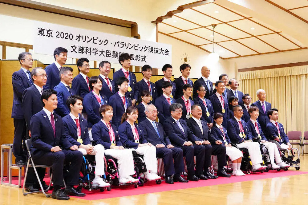記念撮影で笑顔を見せるJOC山下会長（前列右から5人目）、五輪・パラリンピックのメダリストら（撮影・会津　智海）