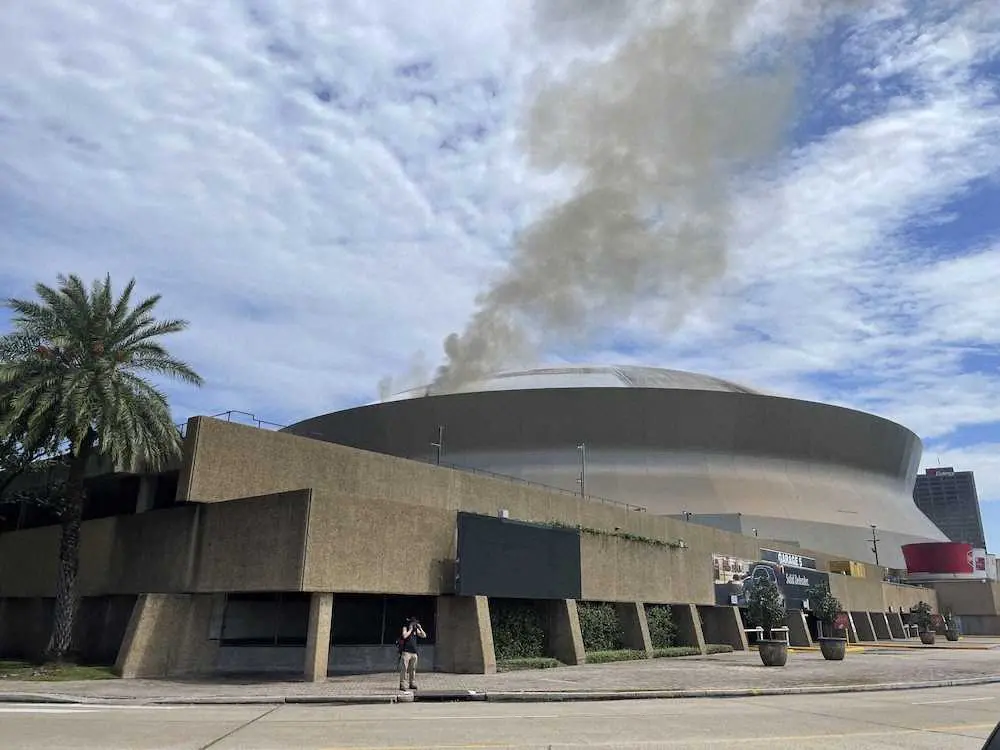 ニューオーリンズのスーパードームで火災　屋根から煙と炎