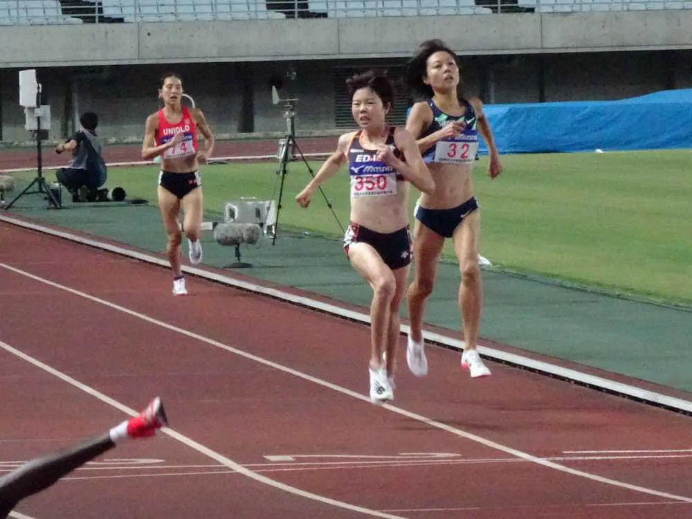 ＜陸上・全日本実業団女子1500メートル＞萩谷楓（右から2人目）は卜部蘭（右）をゴール寸前でかわして日本人最上位の2位でゴールした