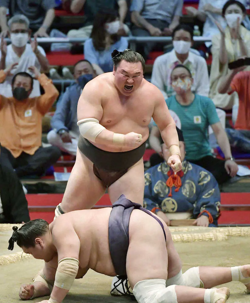 21年7月、大相撲名古屋場所千秋楽全勝対決で、照ノ富士（手前）を小手投げで退け、雄たけびを上げる白鵬