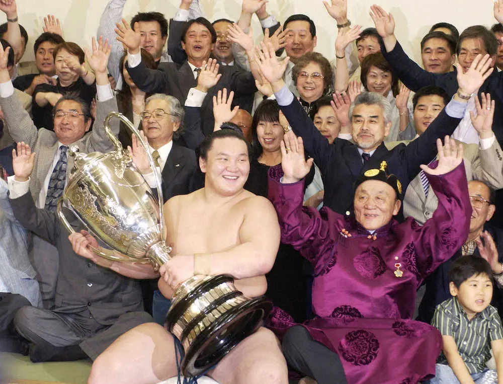 06年5月、大相撲夏場所で初優勝を飾り、支度部屋で父のジジド・ムンフバトさん（手前右）らと賜杯を手に喜ぶ白鵬