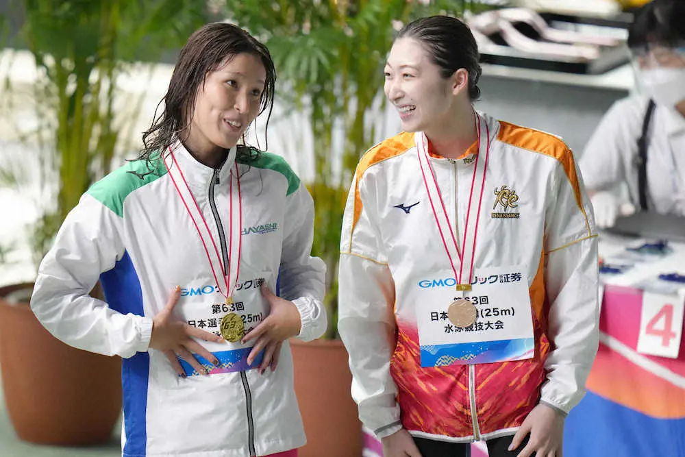 女子50メートル自由形決勝、レースを終え優勝した高橋（左）と談笑する3位の池江（撮影・会津　智海）