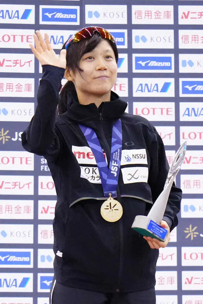 ＜全日本スピードスケート距離別選手権第2日＞女子1000メートルで優勝、表彰台でスタンドに手を振る高木美（撮影・会津　智海）