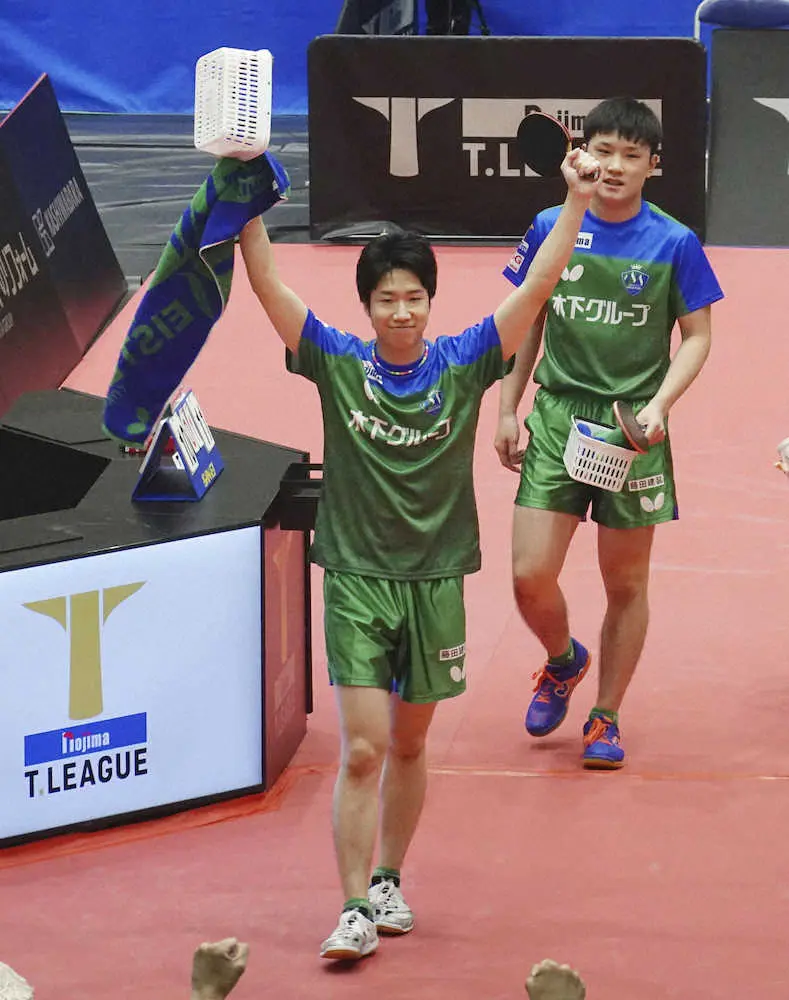 卓球のノジマTリーグ男子、彩たま戦で第1試合のダブルスに勝利し、声援に応える東京の水谷。右は張本