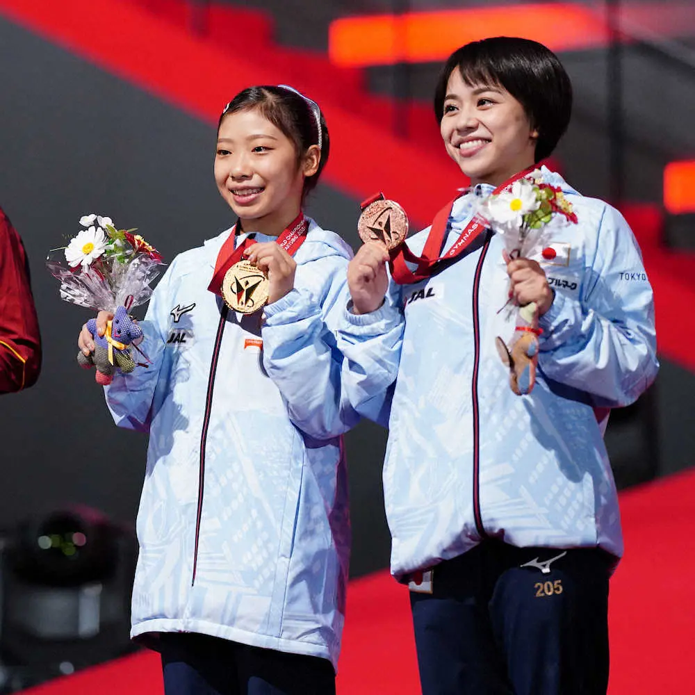 ＜体操・世界選手権最終日＞女子平均台決勝、銅メダルの村上（右）と金メダルの芦川（撮影・小海途　良幹）