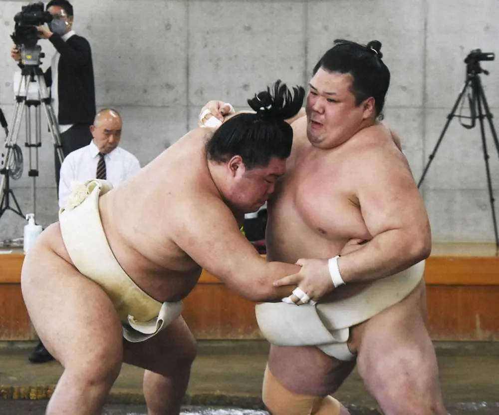 合同稽古で相撲を取る明生（左）と阿武咲