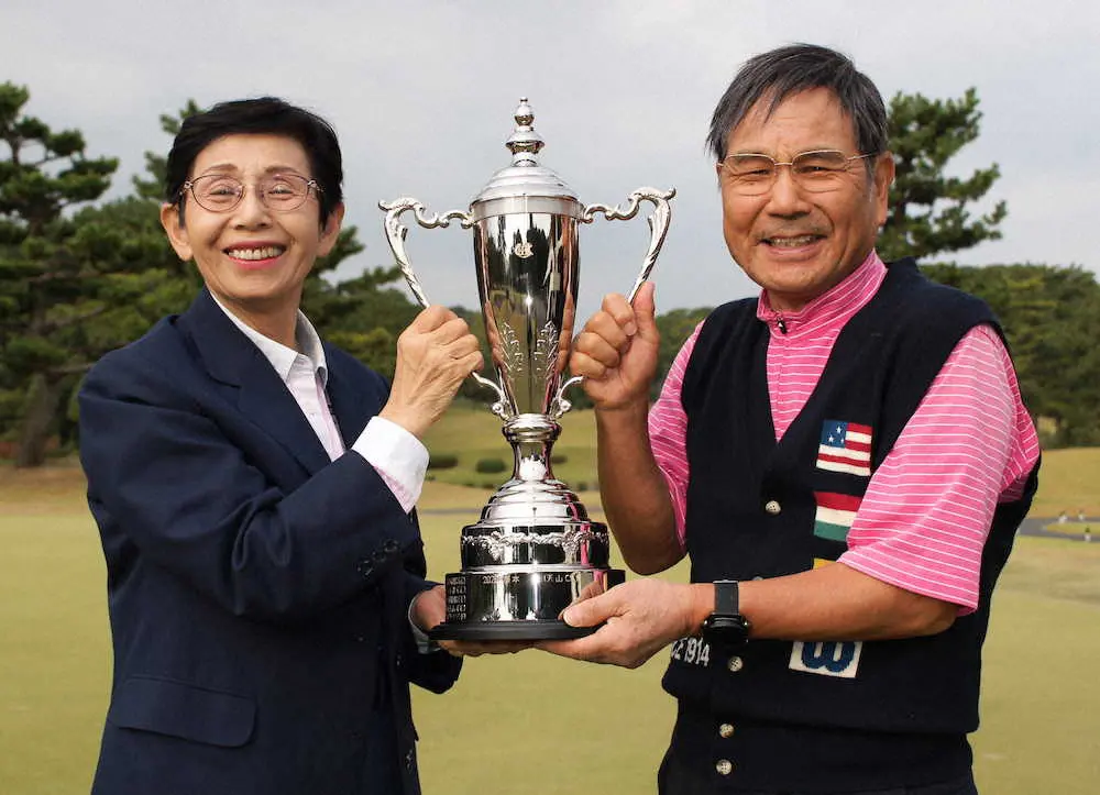80歳で初出場優勝の本田（右）と女子優勝の74歳・福井はカップを手に笑顔