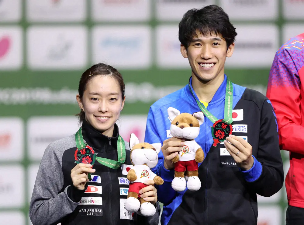 2019年の世界卓球で、混合ダブルスで銀メダルに輝き、笑顔を見せる吉村真晴（右）と石川佳純