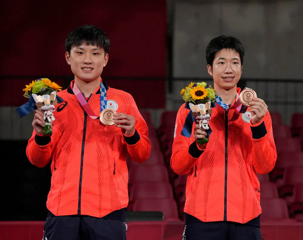 東京五輪の卓球男子団体で銅メダルを獲得した水谷（右）と張本（AP）
