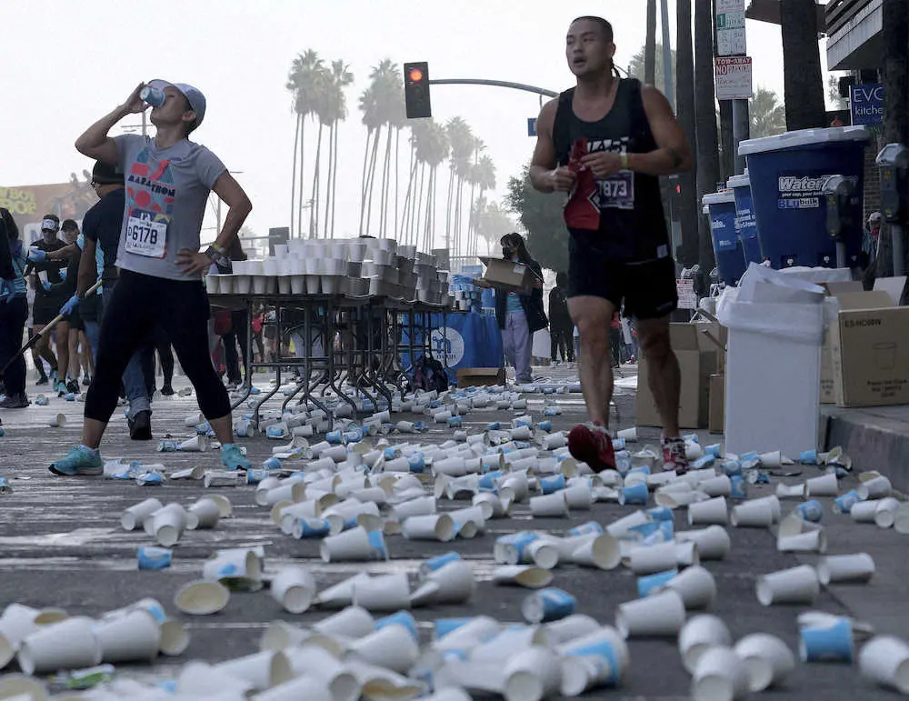 7日に行われた第36回ロサンゼルス・マラソンの給水所（AP）