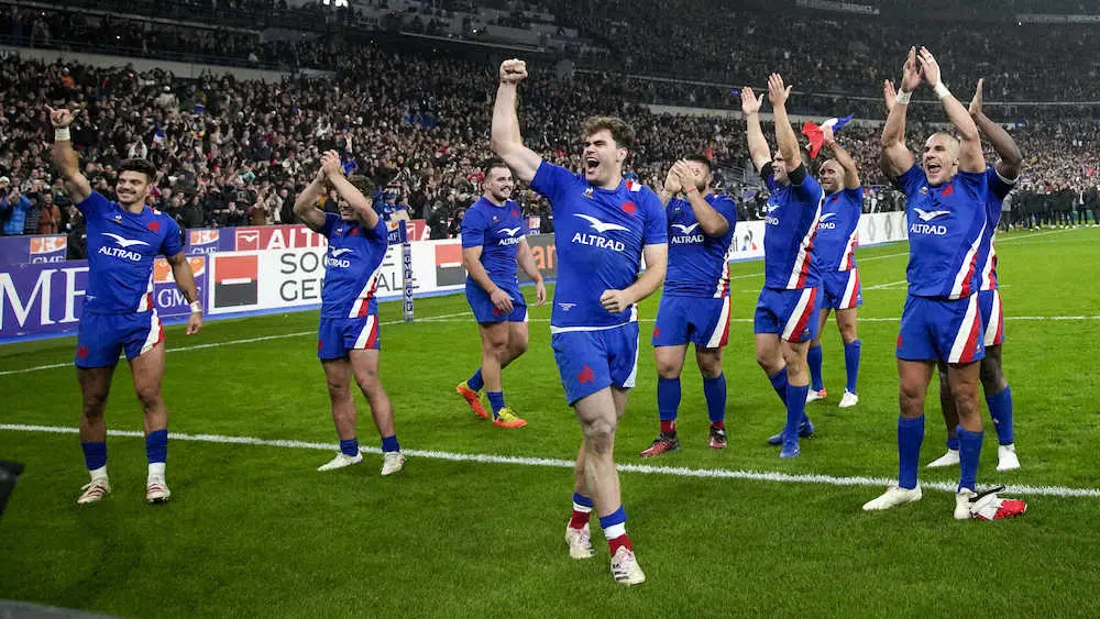 ニュージーランドを撃破し喜ぶフランス代表の選手たち（AP）