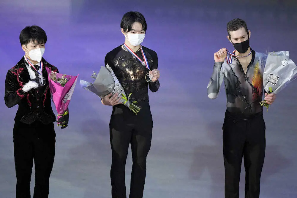 表彰式での(左から)佐藤、鍵山、ブラウン（AP）