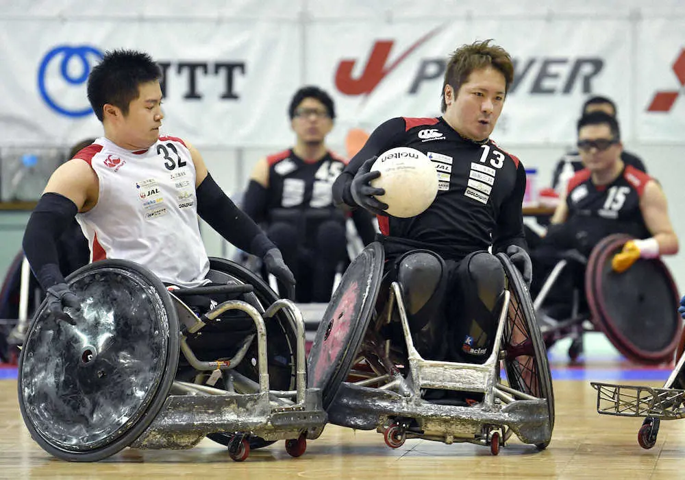 車いすラグビーの決勝戦で、日本代表候補Bチームの橋本勝也（左）を振り切りゴールに向かう同Cチームの島川慎一