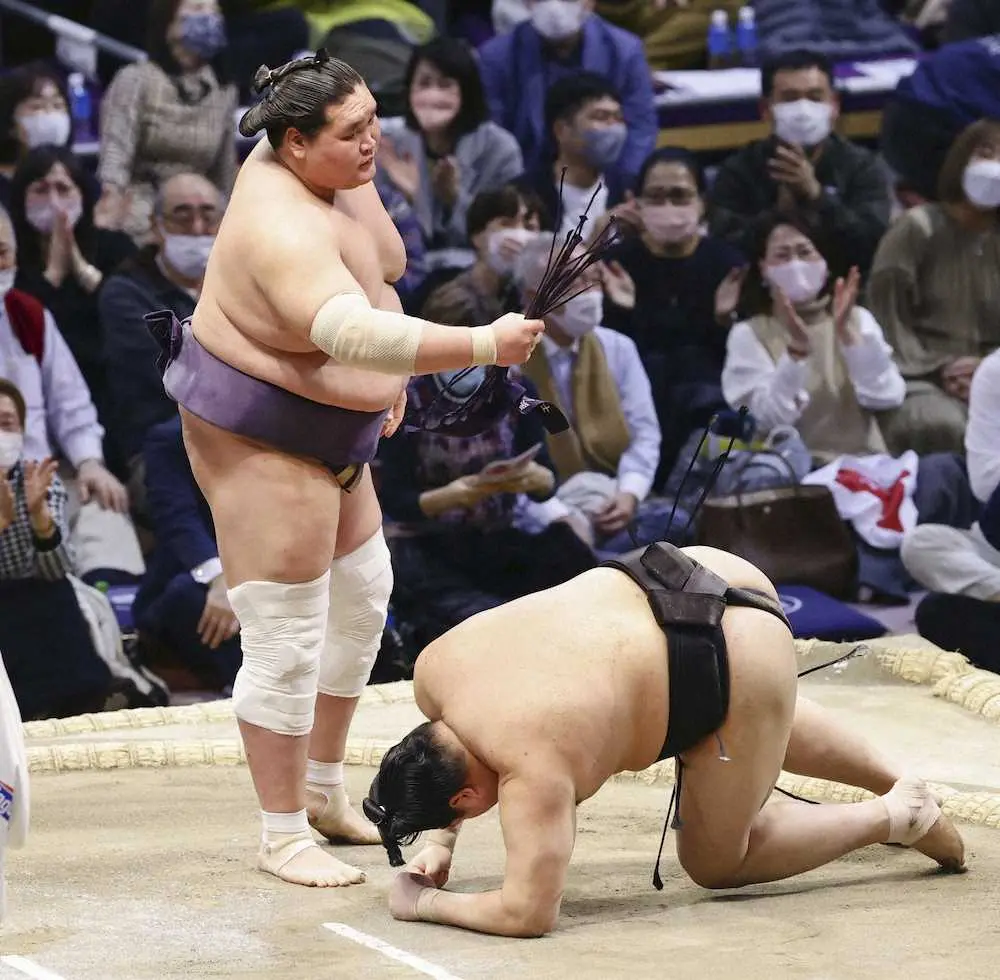 大相撲九州場所14日目で阿炎（右）を下し、2場所連続6度目の優勝を決めた横綱照ノ富士