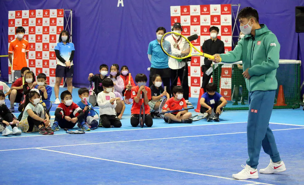 ＜錦織JALスペシャルテニススクール＞子供たちを指導する錦織（撮影・久冨木　修）