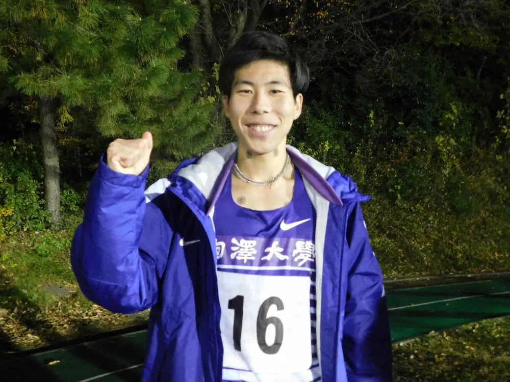 来年の世界選手権の参加標準記録を突破し、笑顔を見せる駒大の田沢　　　　　　　