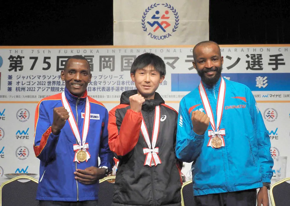 ＜福岡国際マラソン＞閉会式で笑顔をみせる（左から）1位のギザエ、2位の細谷、3位のルンガル