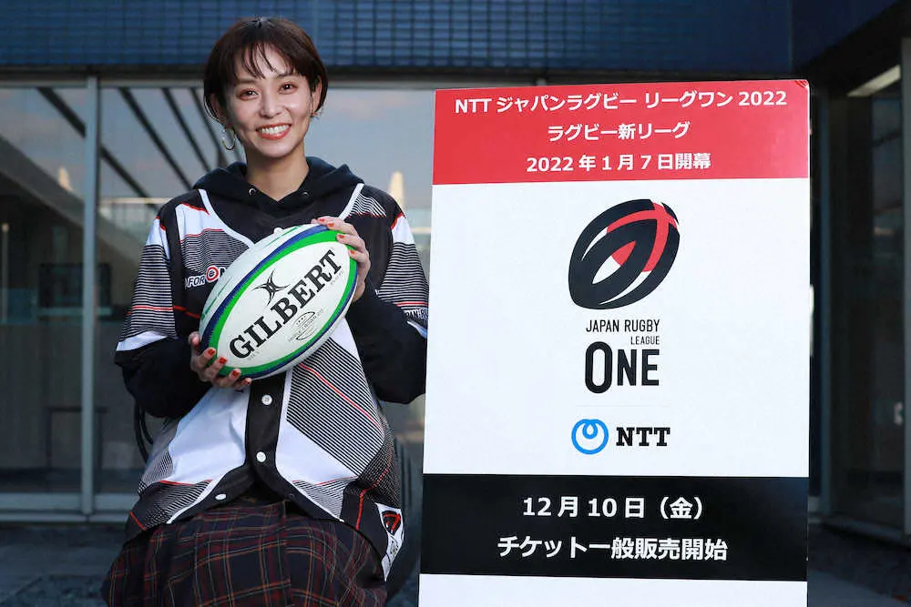 ＜JAPAN　RUGBY　LEAGUE　ONE　来社＞来社し、笑顔を見せるJAPAN　RUGBY　LEAGUE　ONEオフィシャルサポーターの依吹怜（撮影・河野　光希）