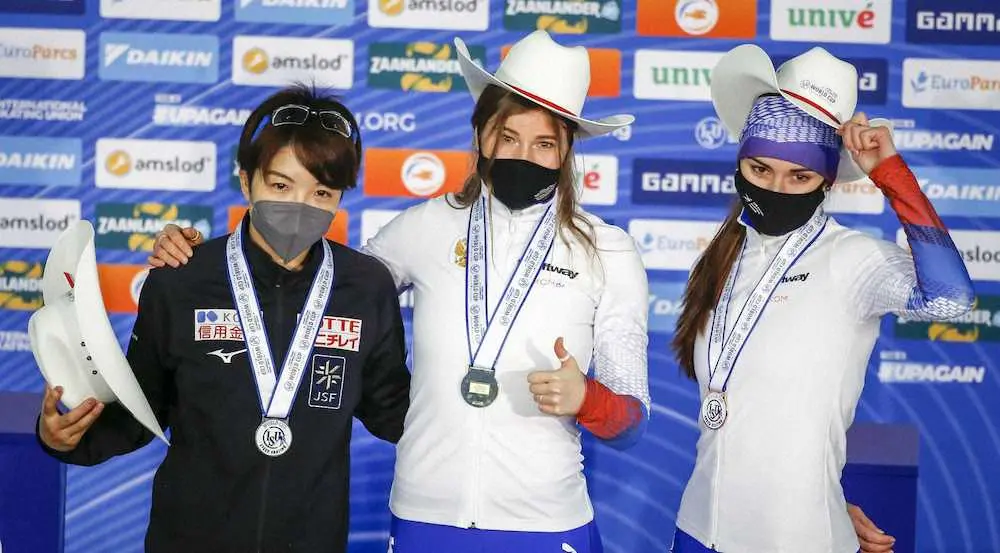 女子500メートルで2位となり、メダルを胸にする小平（左）。中央は優勝したファトクリナ（カナディアンプレス提供・AP）