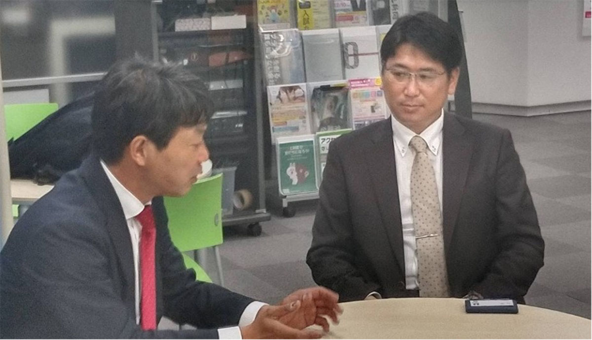 京都先端科学大学硬式野球部 チーフディレクターの坂根耕世さん（右）と岡泰秀スポキャリ取締役会長