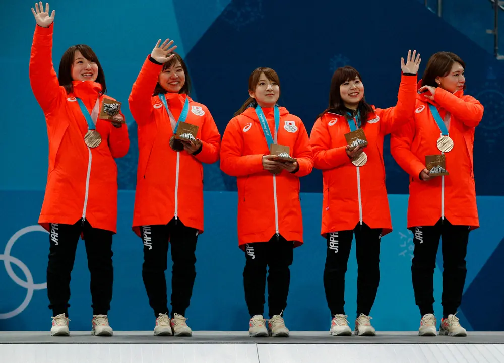 2018年平昌五輪女子カーリングで銅メダルを獲得した（左から）藤沢五月（藤澤五月）、吉田知那美、鈴木夕湖、吉田夕梨花、本橋麻里（ロイター）