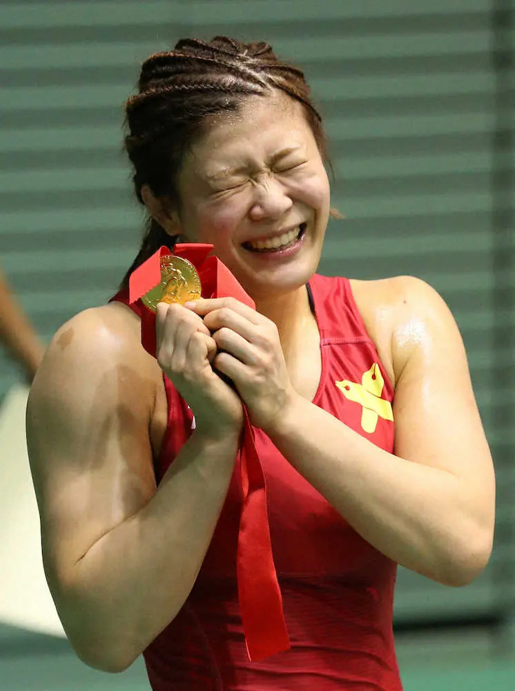 ＜レスリング全日本選手権　女子62キロ級＞金メダルを手に笑顔の慶大・尾崎（撮影・光山　貴大）　