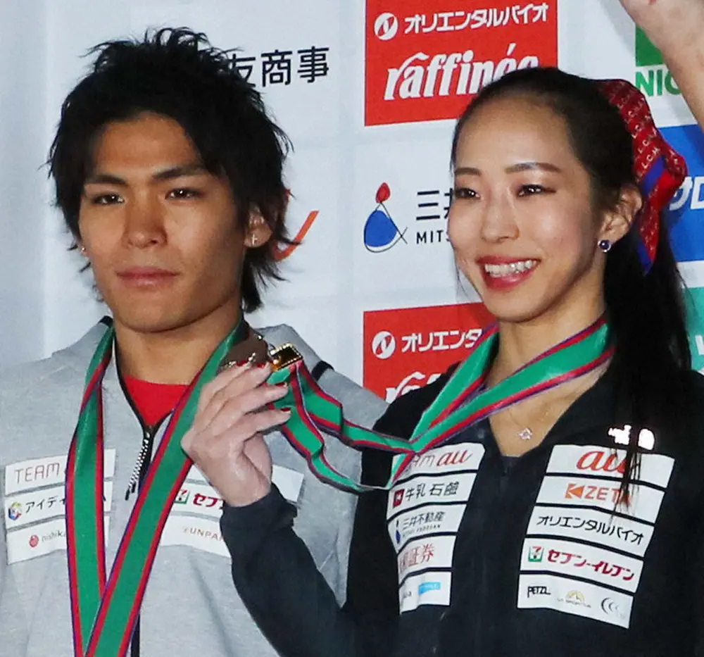 2020年ボルダリングジャパンカップで表彰台に上がった楢崎智亜（左）と野口啓代
